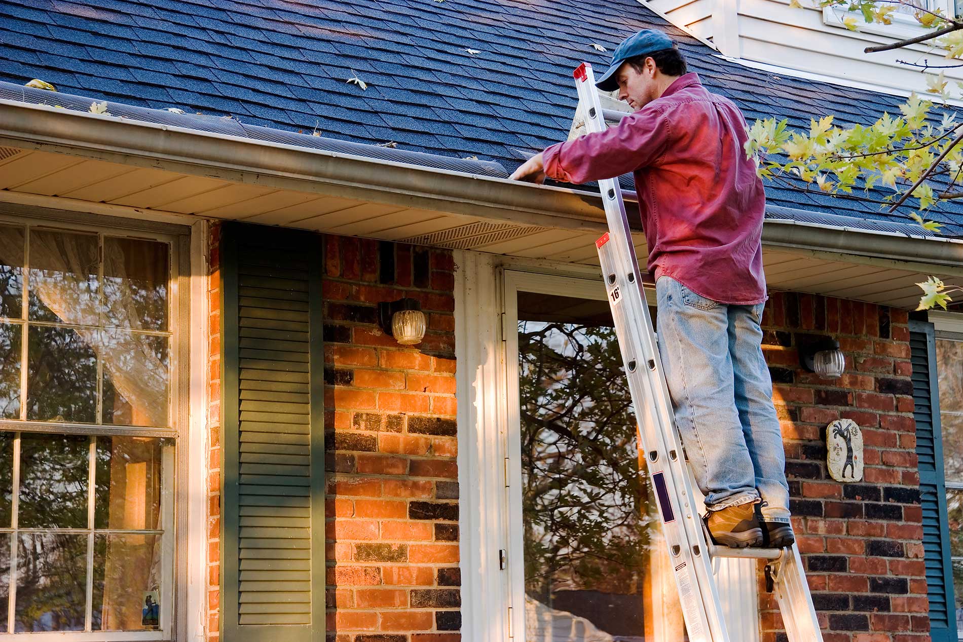 keeping-gutters-clean-nielsenroofing